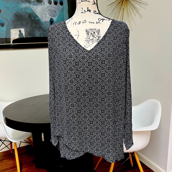 Chelsea and Theodore Top in Size Large. Vneck and long sleeves. - Picture 1 of 6